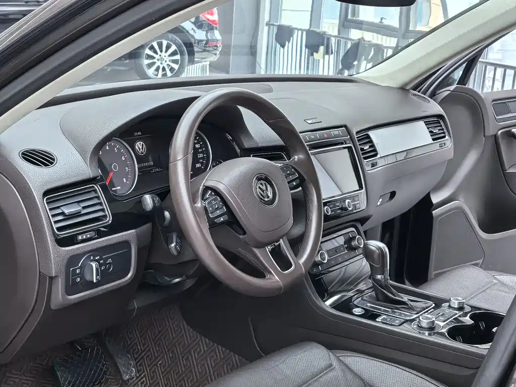 VOLKSWAGEN TOUAREG