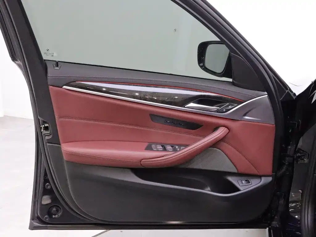 BMW 5 Series — миниатюра 10