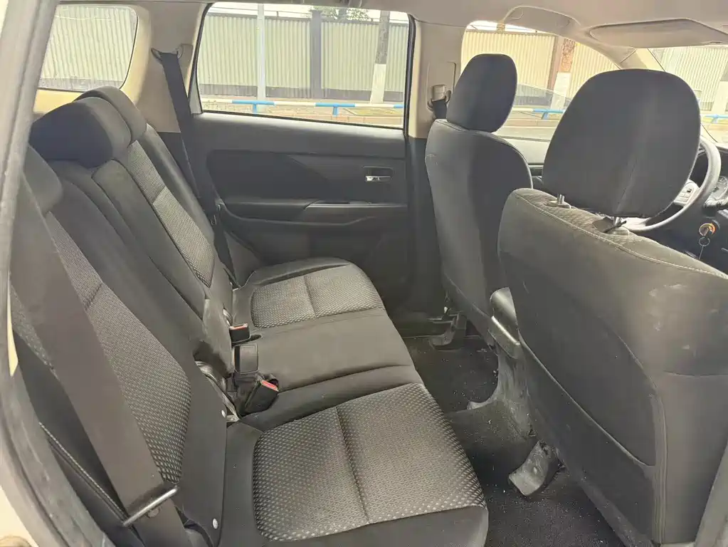 MITSUBISHI OUTLANDER