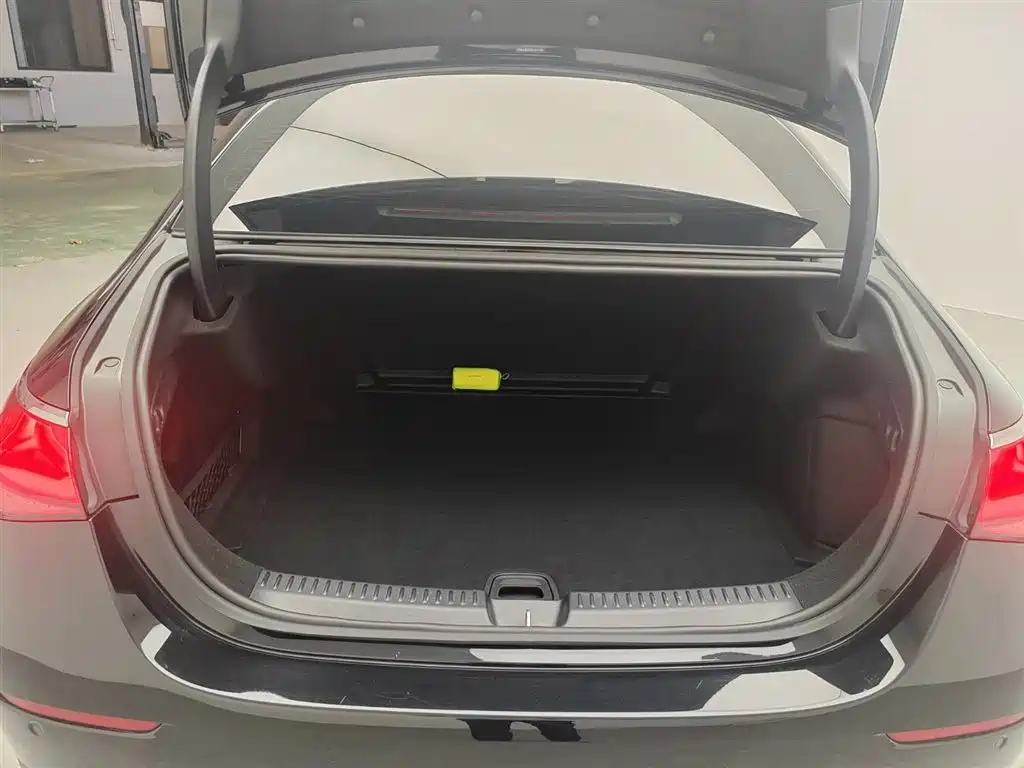 Mercedes-Benz E-Class — миниатюра 3