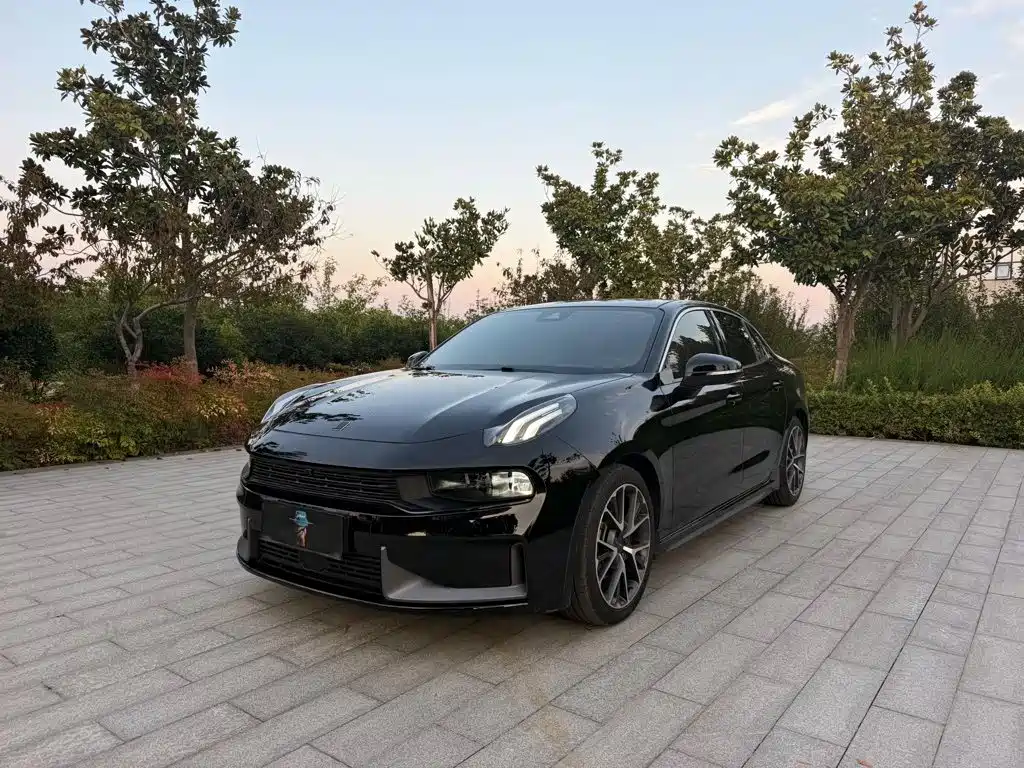 Lynk & Co 03