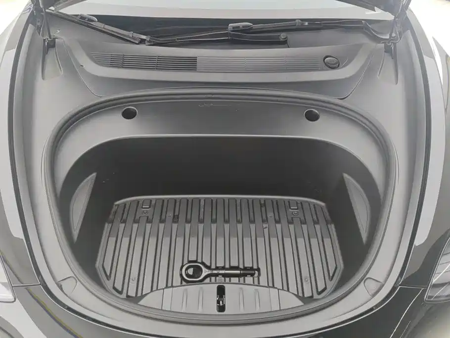 Tesla Model 3 — миниатюра 10