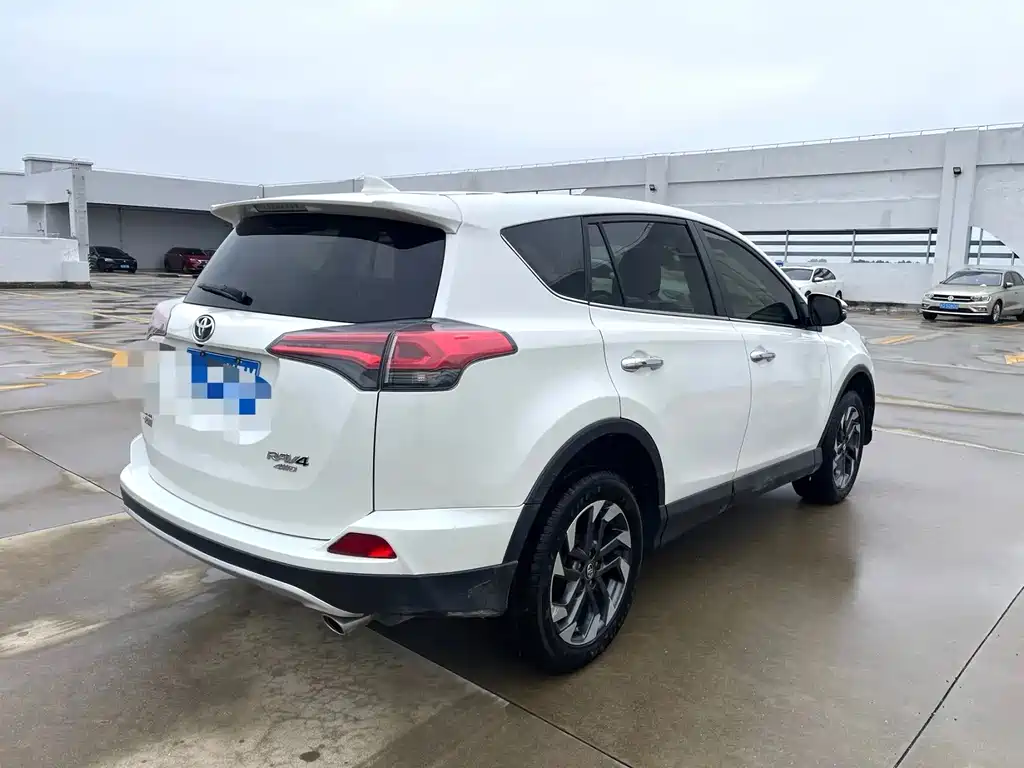Toyota RAV4 — миниатюра 9