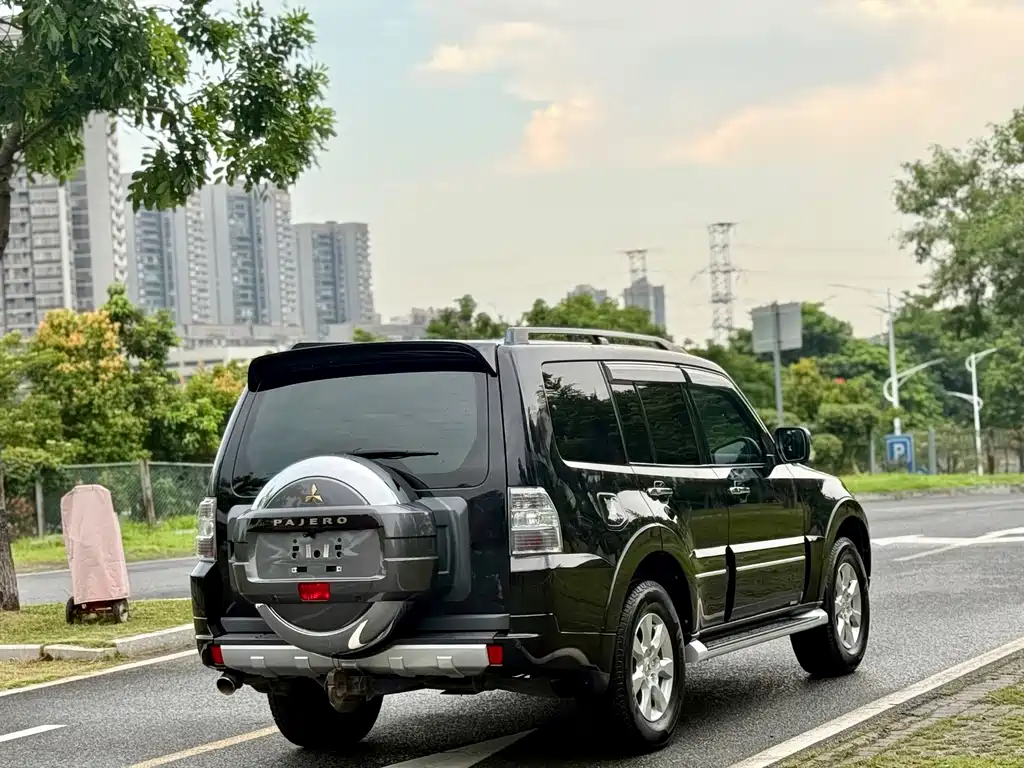 Mitsubishi Pajero (Import) — миниатюра 7