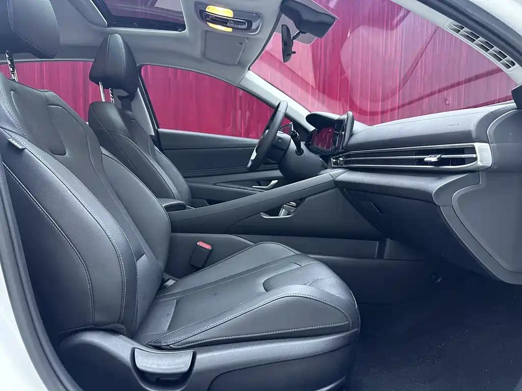 Hyundai Elantra 2022 1.5L CVT LUX Luxury