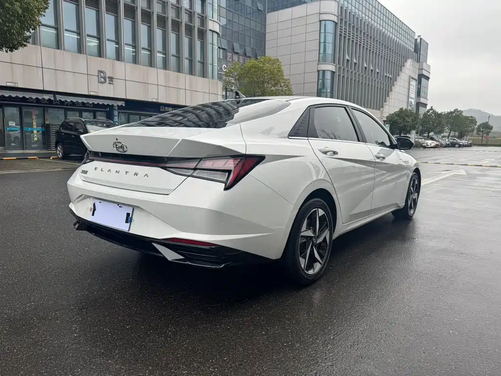 HYUNDAI ELANTRA
