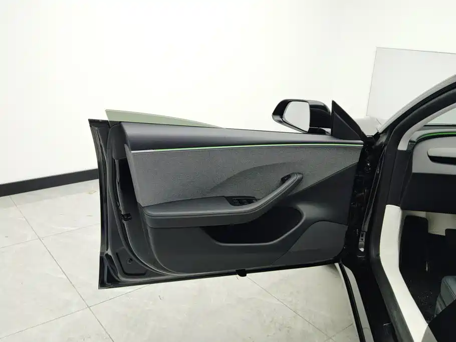 Tesla Model 3 — миниатюра 7