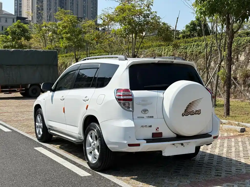 Toyota RAV4 — миниатюра 7