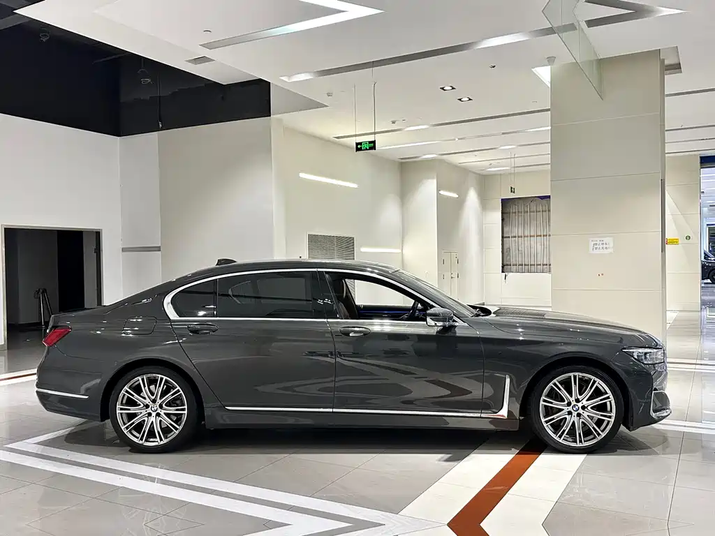 BMW 7 Series — миниатюра 8