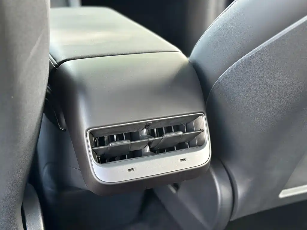 Tesla Model Y — миниатюра 14
