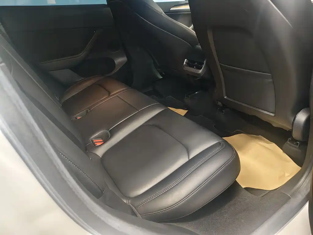 Tesla Model Y — миниатюра 5