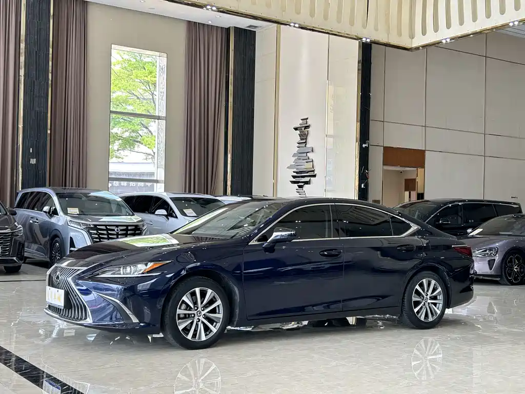 Lexus ES 2020