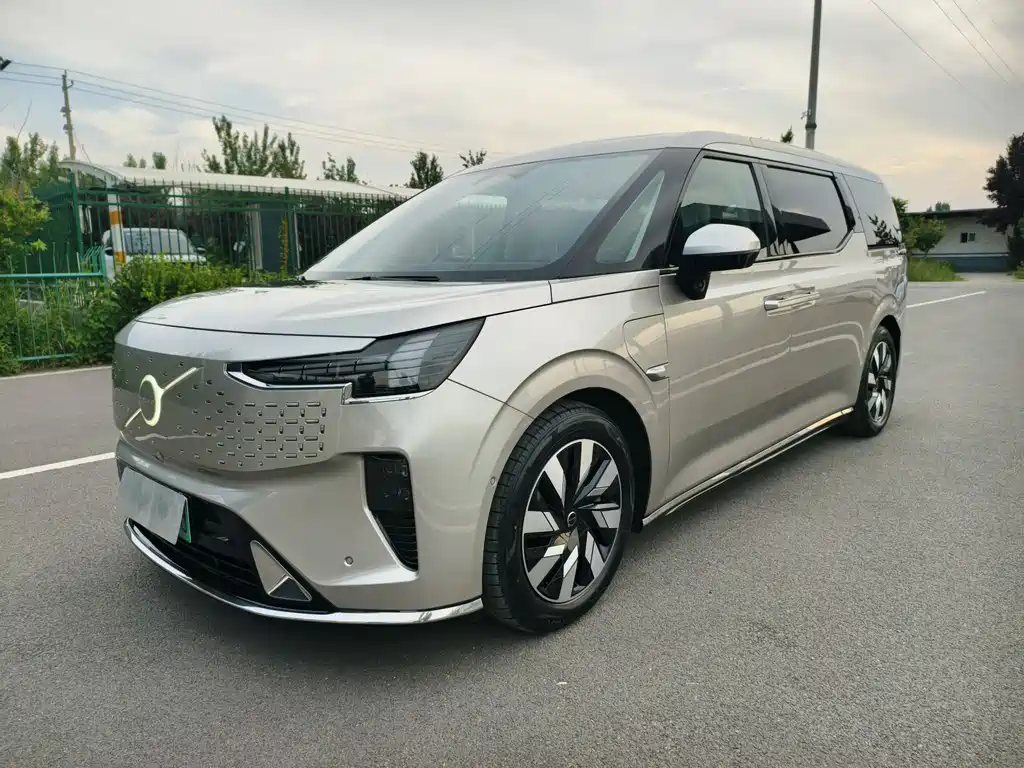 Volvo EM90 2025 Ultra мест