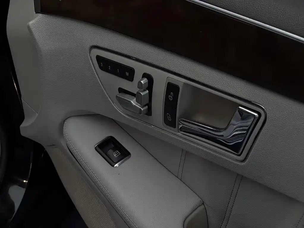 Mercedes-Benz E-Class — миниатюра 9