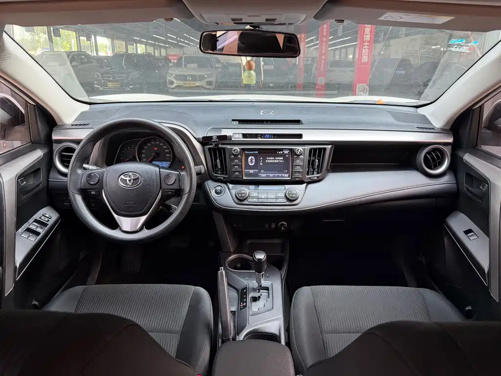 Toyota RAV4 — миниатюра 9