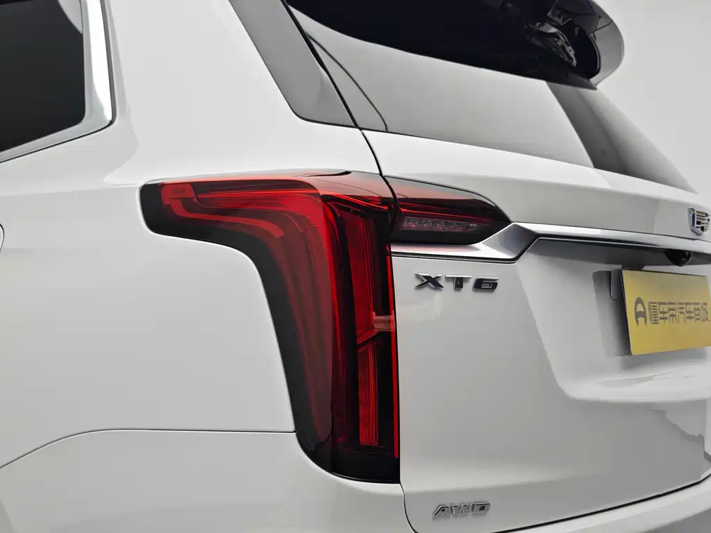 CADILLAC XT6