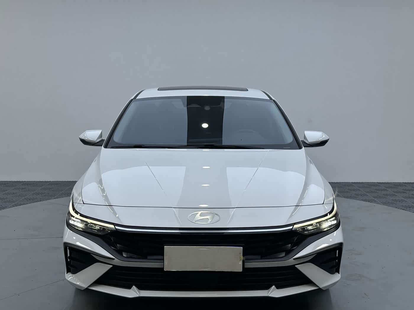 Hyundai Elantra 1.4 л 2024 г. Белый, пробег 24200 км