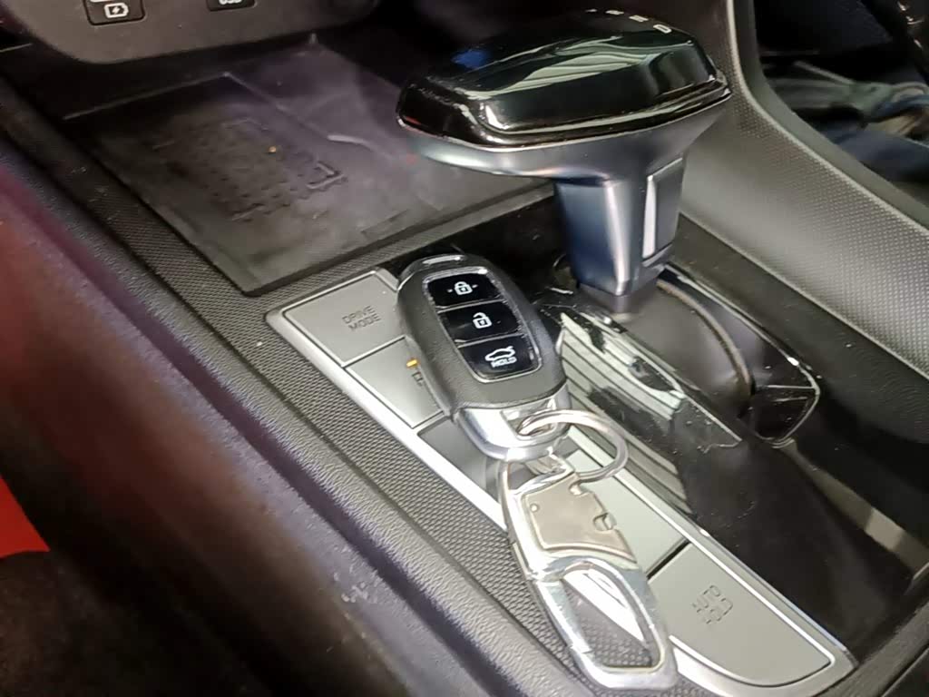 Hyundai Elantra 1.5 л 2021 г. Серебристо-серый, пробег 35200 км