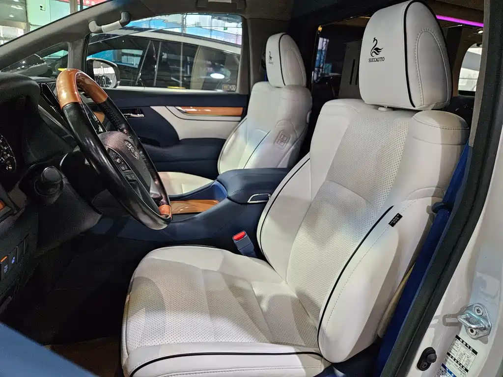 Toyota Alphard — миниатюра 12