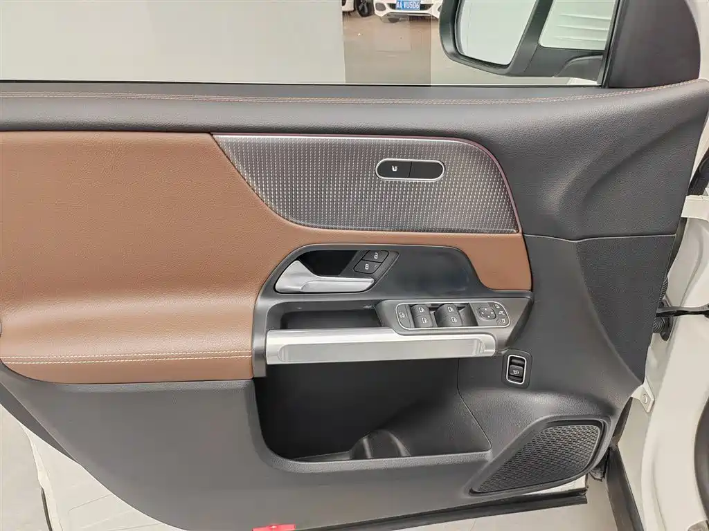 Mercedes-Benz GLB — миниатюра 8