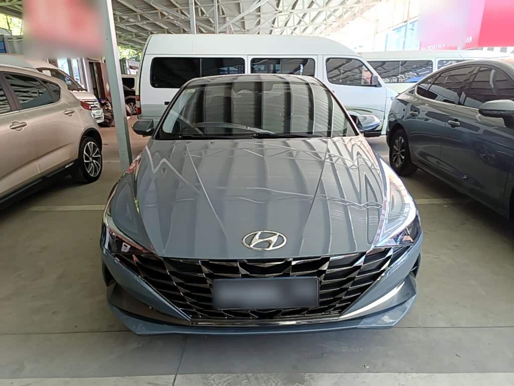 Hyundai Elantra 1.5 л 2021 г. Серебристо-серый, пробег 35200 км