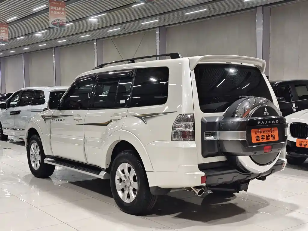 MITSUBISHI PAJERO