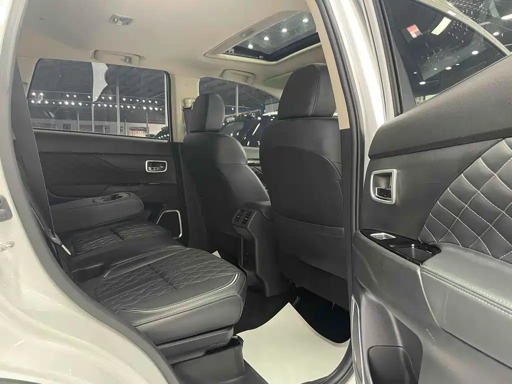 MITSUBISHI OUTLANDER