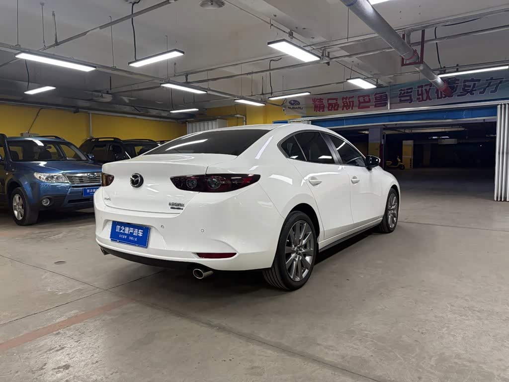 Mazda Mazda3 Axela 2.0 л 2022 г. Белый, пробег 42000 км