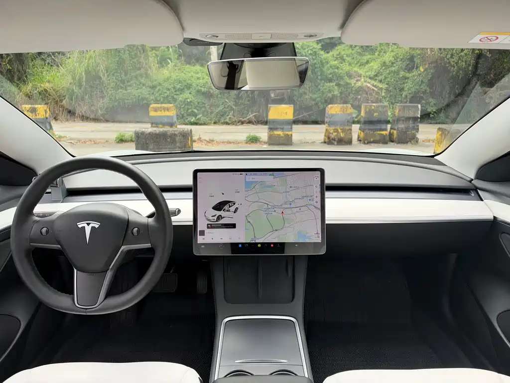 Tesla Model 3 — миниатюра 5