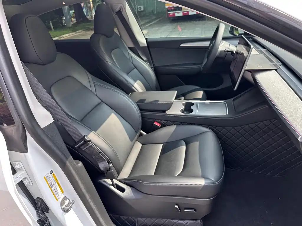 Tesla Model Y — миниатюра 16