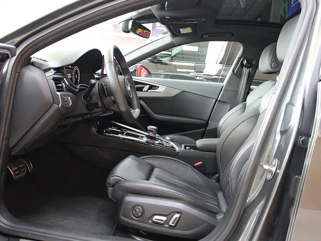 Audi A4L 2024 40 TFSI quattro RS