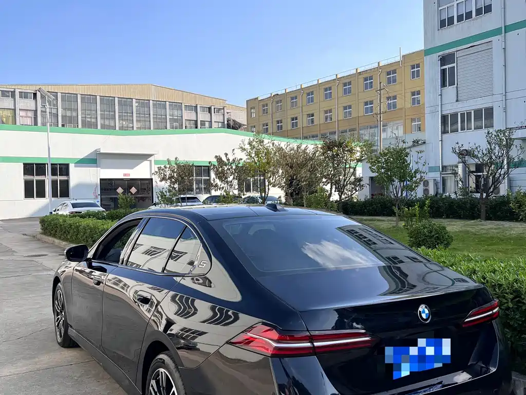 BMW 5 Series — миниатюра 4