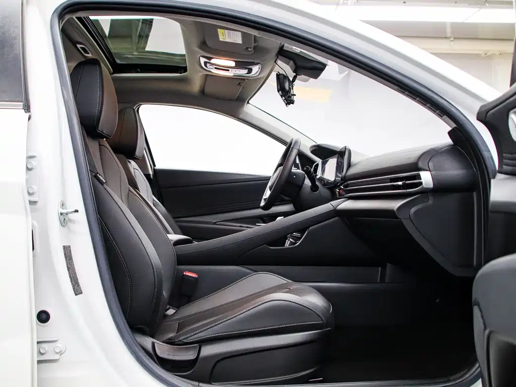 Hyundai Elantra — миниатюра 13