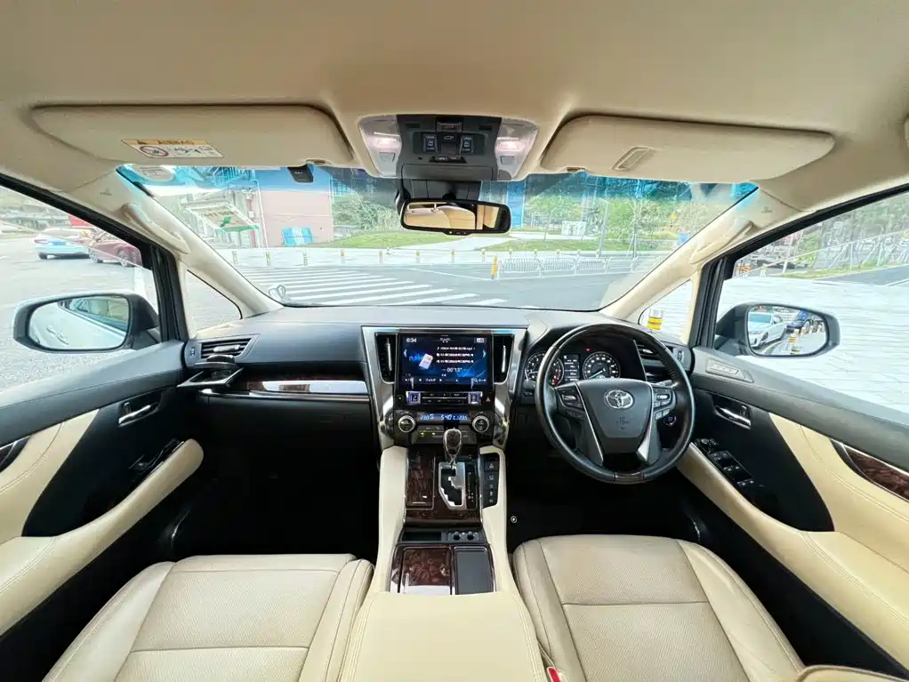 Toyota Alphard — миниатюра 11