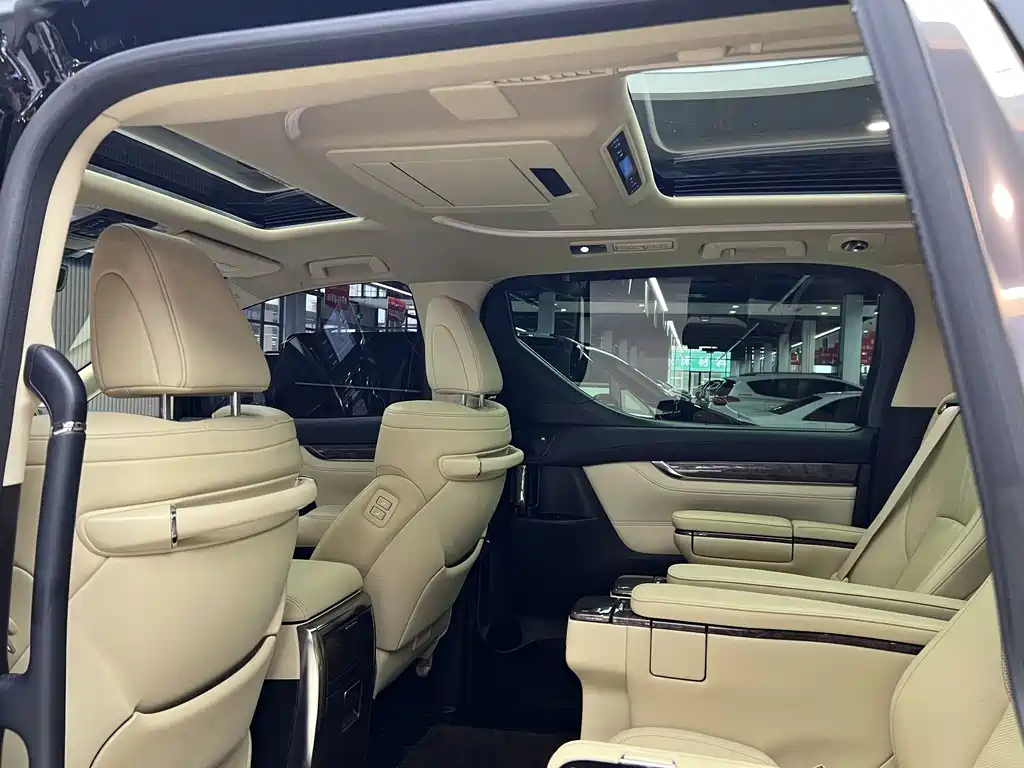 Toyota Alphard — миниатюра 14