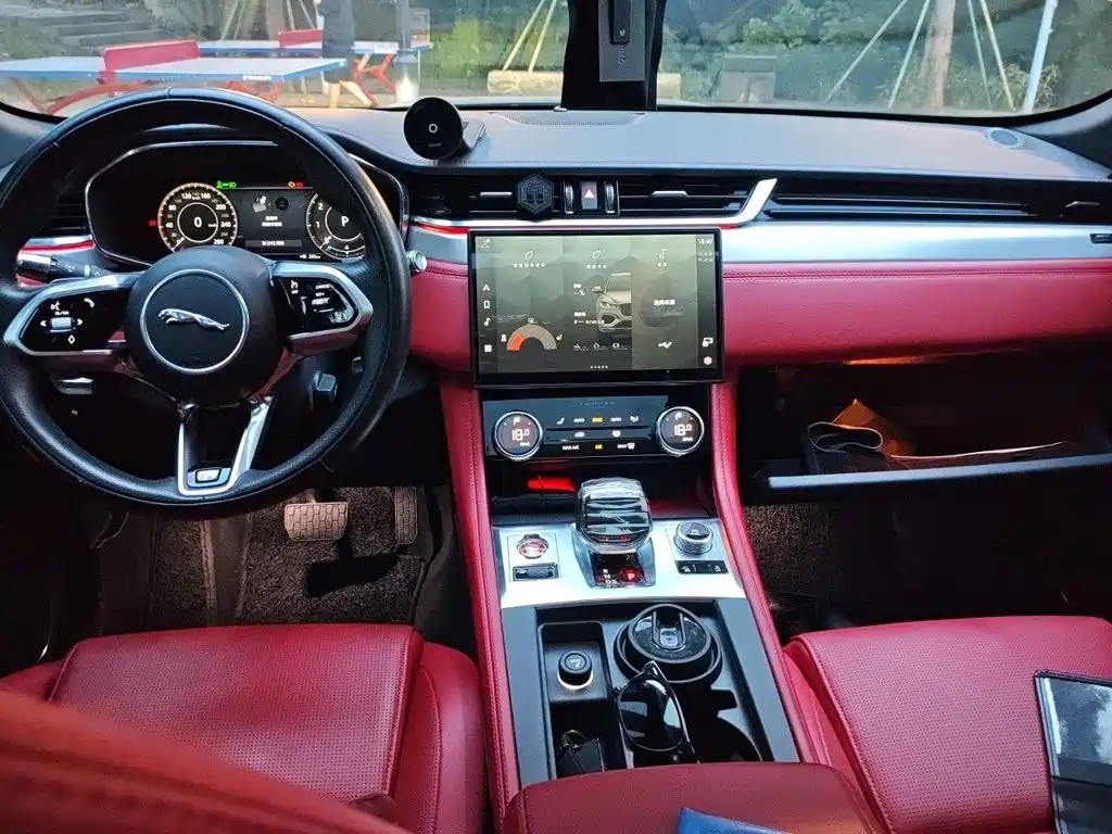 Jaguar F-PACE — миниатюра 5