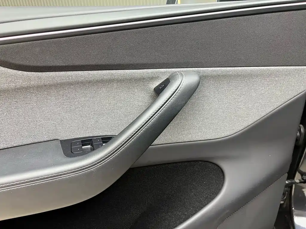 Tesla Model Y — миниатюра 11