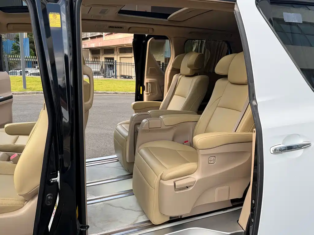 Toyota Alphard — миниатюра 5