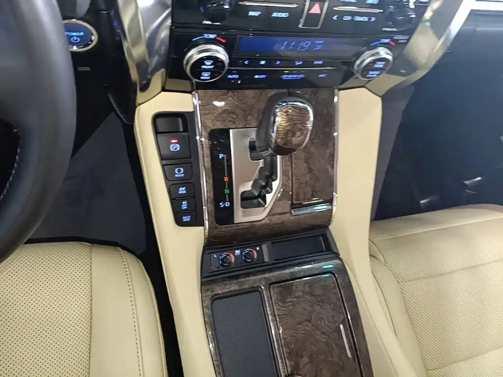 Toyota Alphard — миниатюра 14