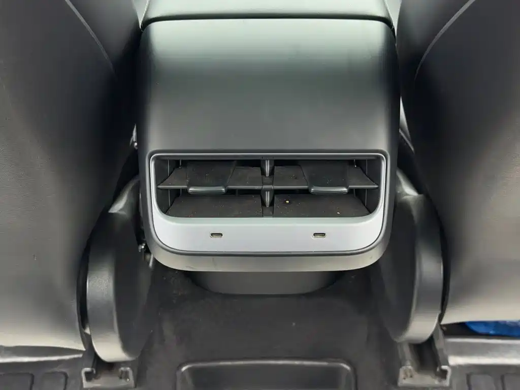 Tesla Model Y — миниатюра 13