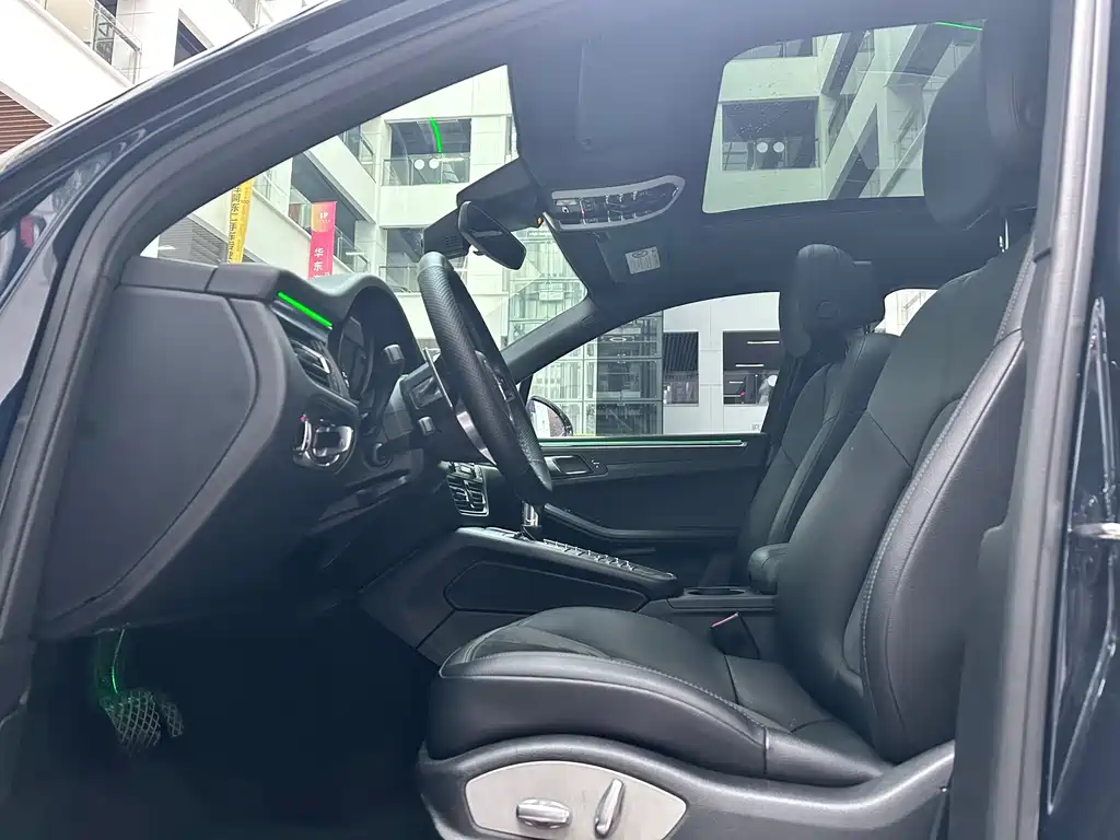 PORSCHE MACAN