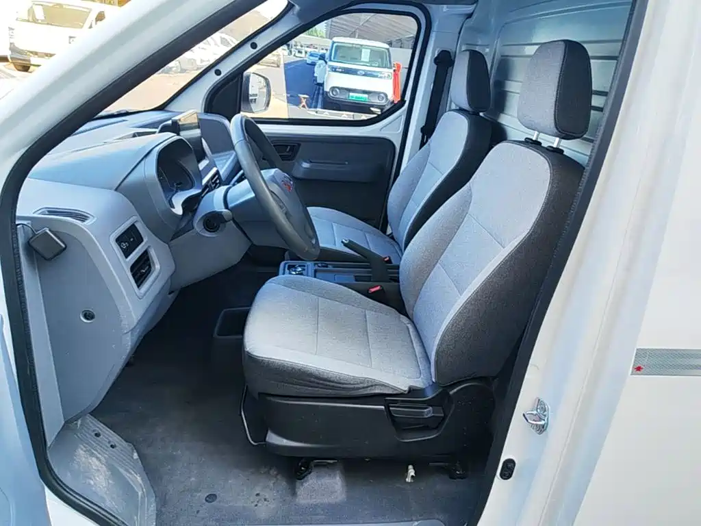 Wuling Yangguang — миниатюра 15