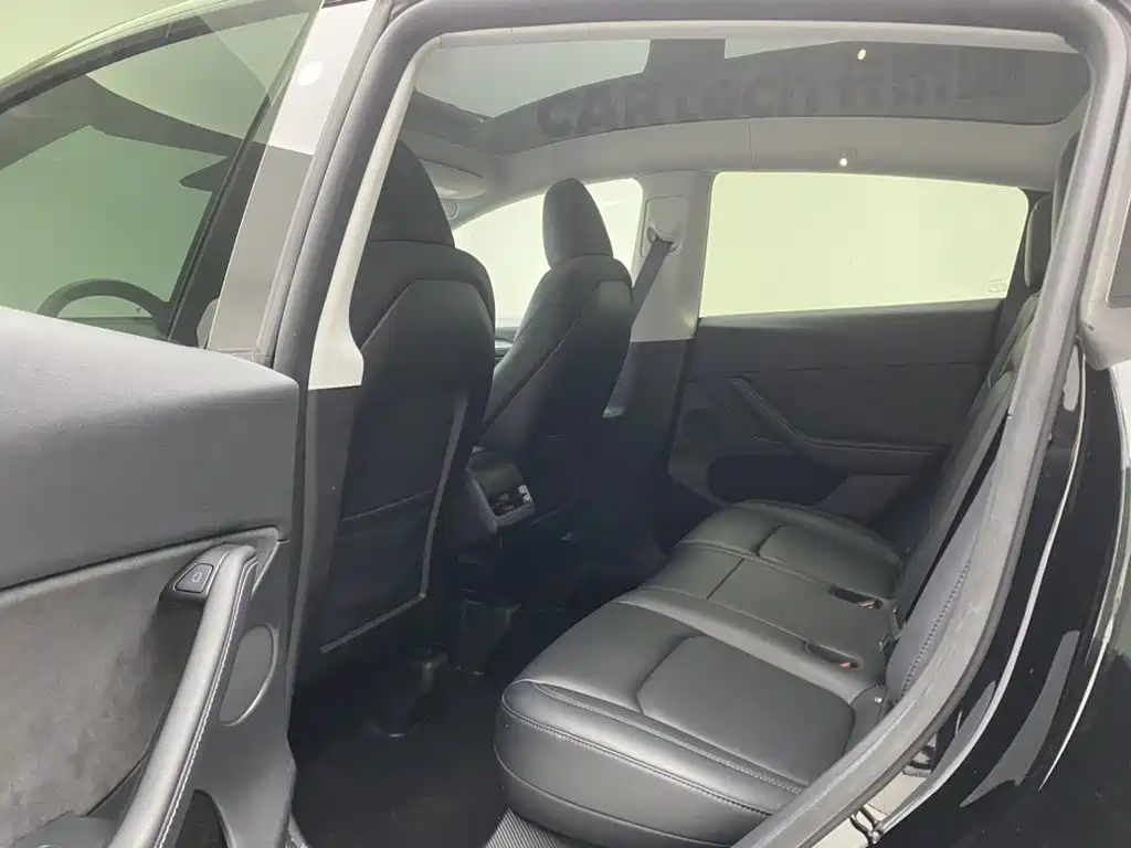 Tesla Model Y — миниатюра 19