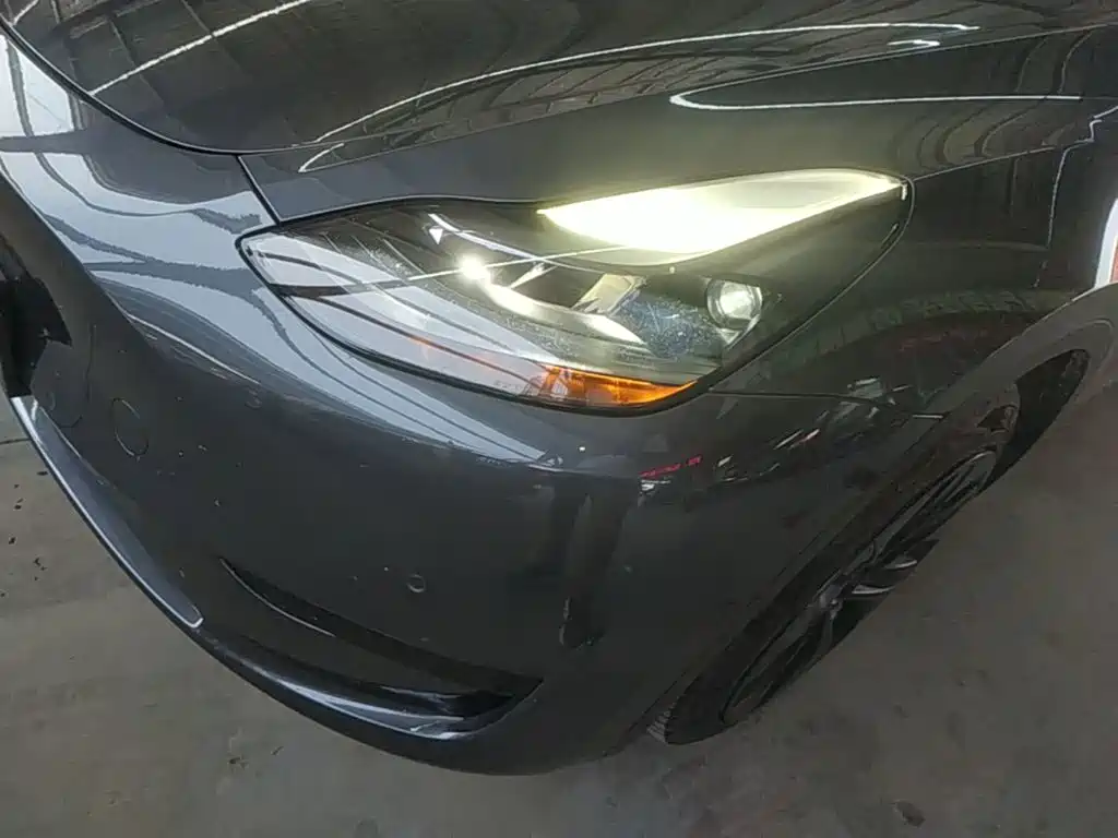 Tesla Model Y — миниатюра 24