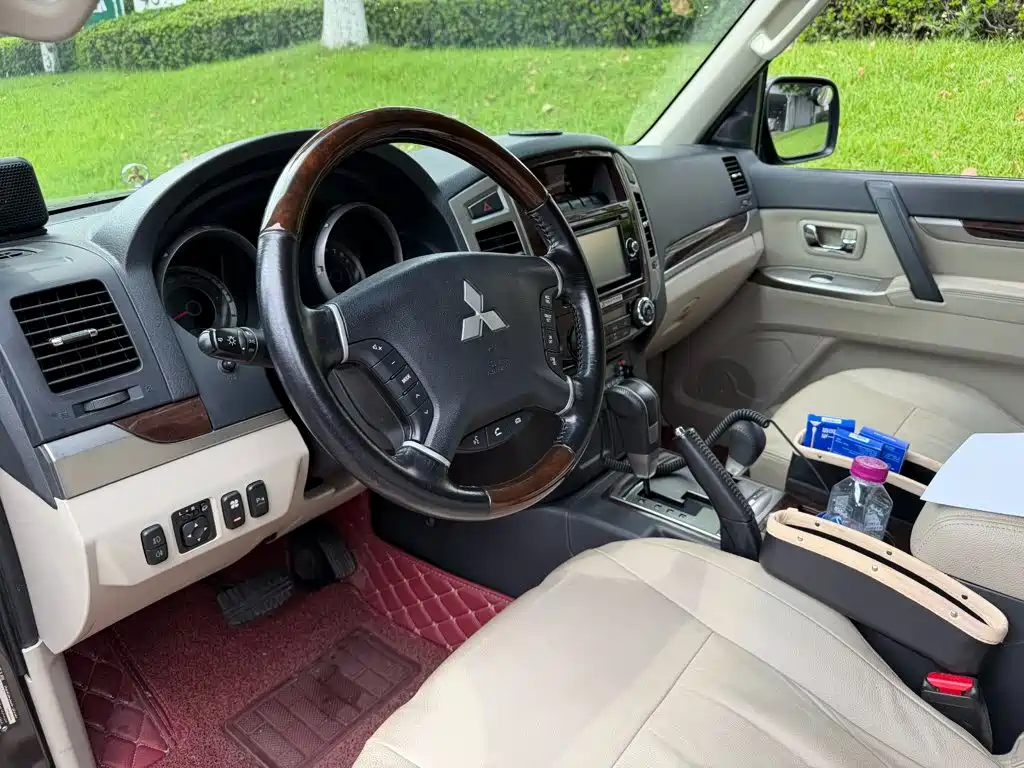 Mitsubishi Pajero (Import) — миниатюра 7
