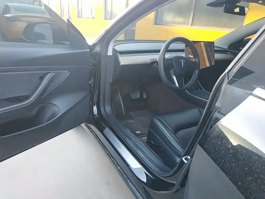 Tesla Model 3 — миниатюра 16