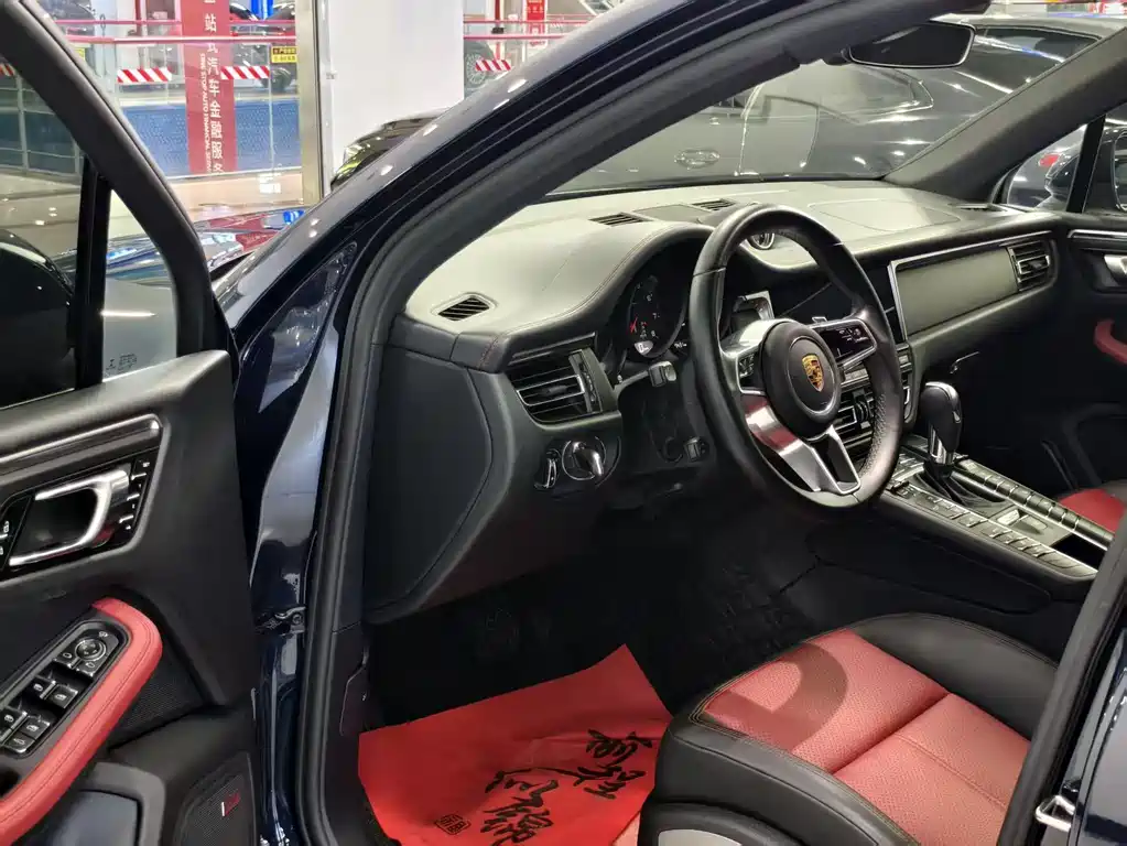 PORSCHE MACAN