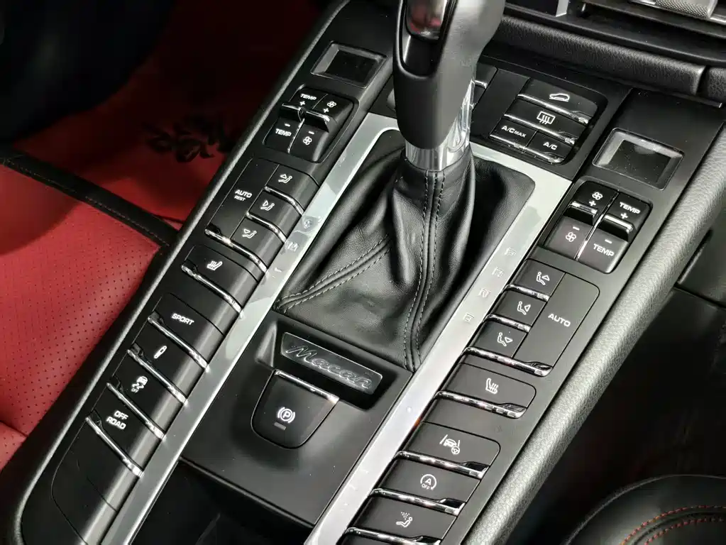 PORSCHE MACAN