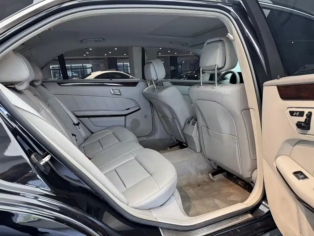 Mercedes-Benz E-Class — миниатюра 10