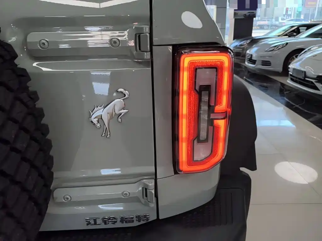 Ford Bronco — миниатюра 8
